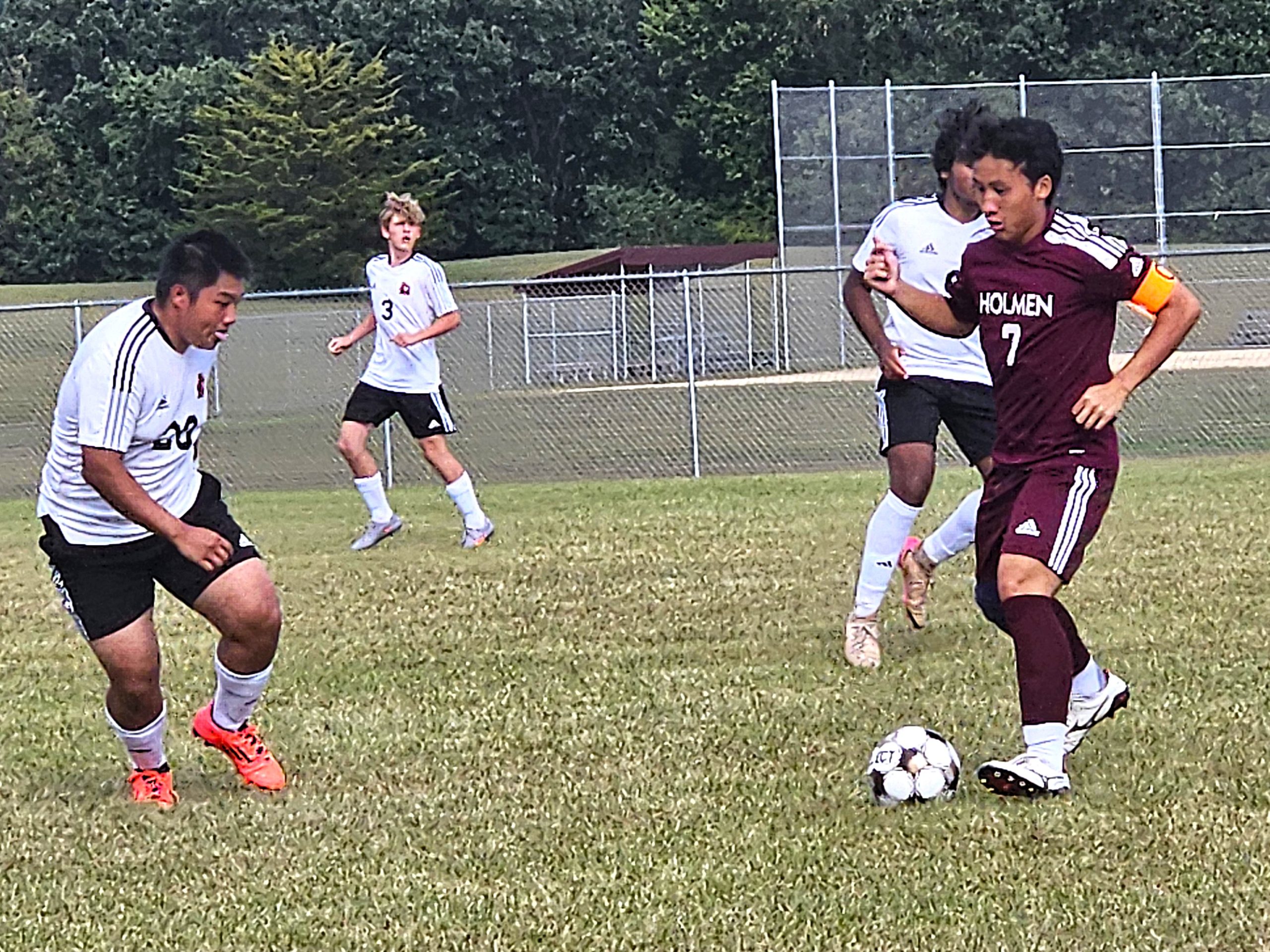 Holmen senior Jacob Lor moves the ball up the field during an MVC soccer game against visiting Central. -- TODD SOMMERFELDT PHOTO