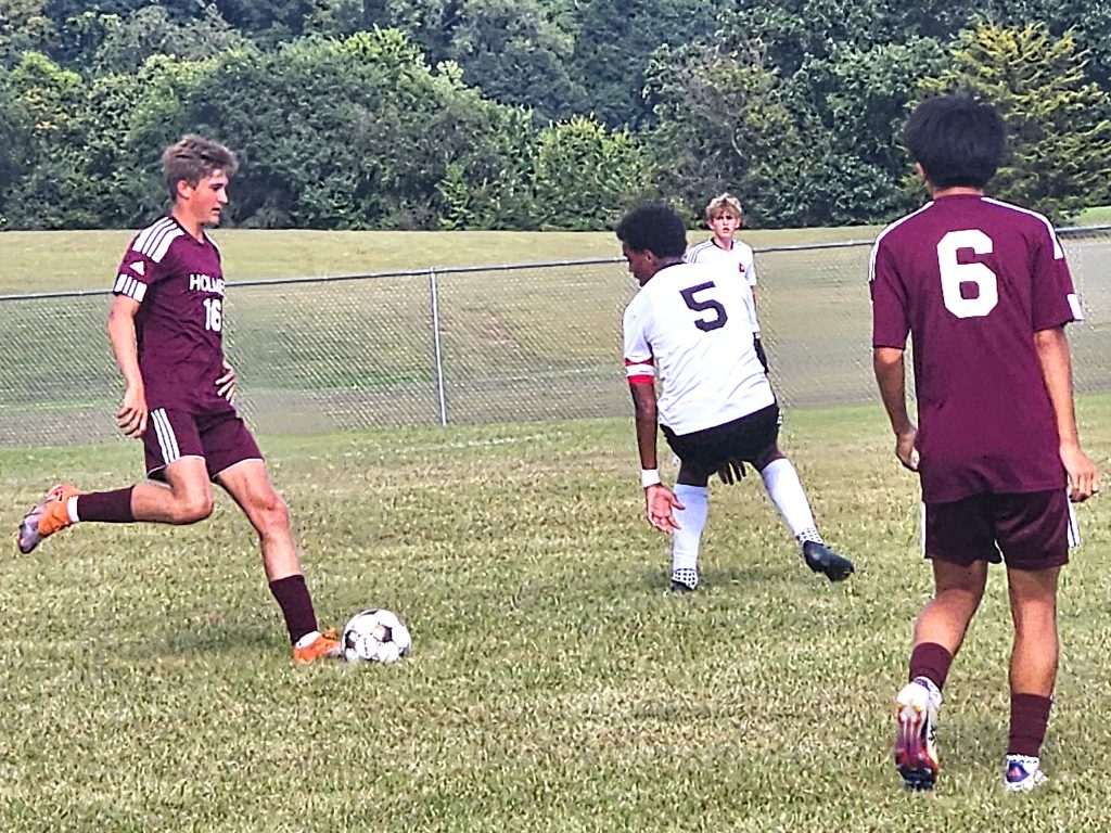 Holmen senior Braylan Welch looks for an opening with the ball in an MVC soccer game against visiting Central. -- TODD SOMMERFELDT PHOTO