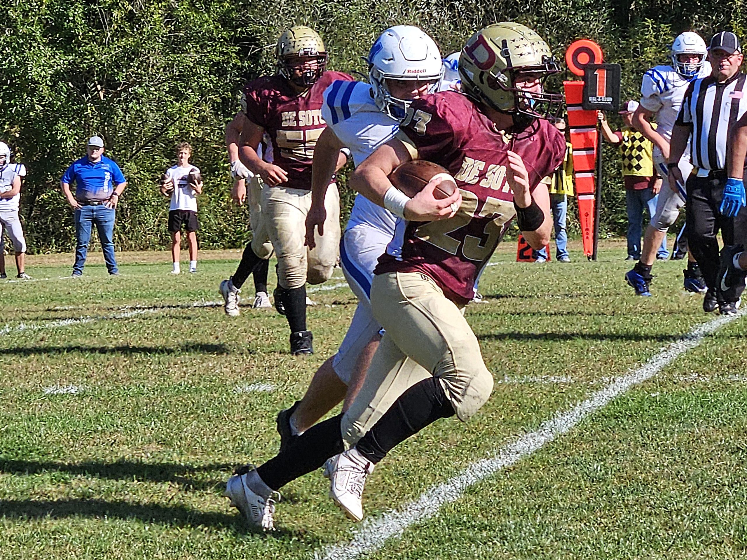De Soto senior Austin DeFlorian runs with the ball during Friday's 64-7 Ridge and Valley Cnference win over Monticello at The Pit. -- TODD SOMMERFELDT PHOTO