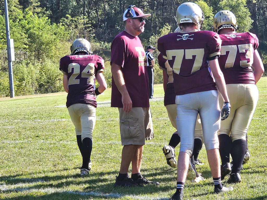 De Soto football coach Ev Wick talks to his players during a break in a Ridge and Valley game against Monticello at The Pit. -- TODD SOMMERFELDT PHOTO