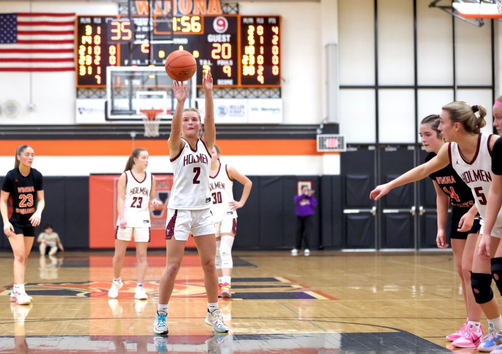 Holmen girls basketball vs. Winona. -- CRAIG JOHNSON PHOTO