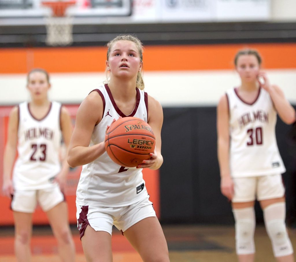 Holmen girls basketball vs. Winona. -- CRAIG JOHNSON PHOTO