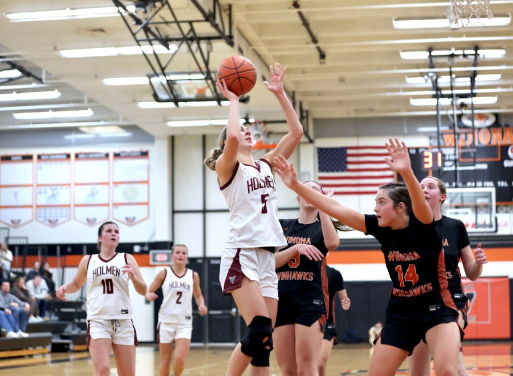 Holmen girls basketball vs. Winona. -- CRAIG JOHNSON PHOTO