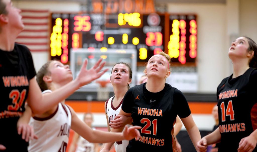 Holmen girls basketball vs. Winona. -- CRAIG JOHNSON PHOTO