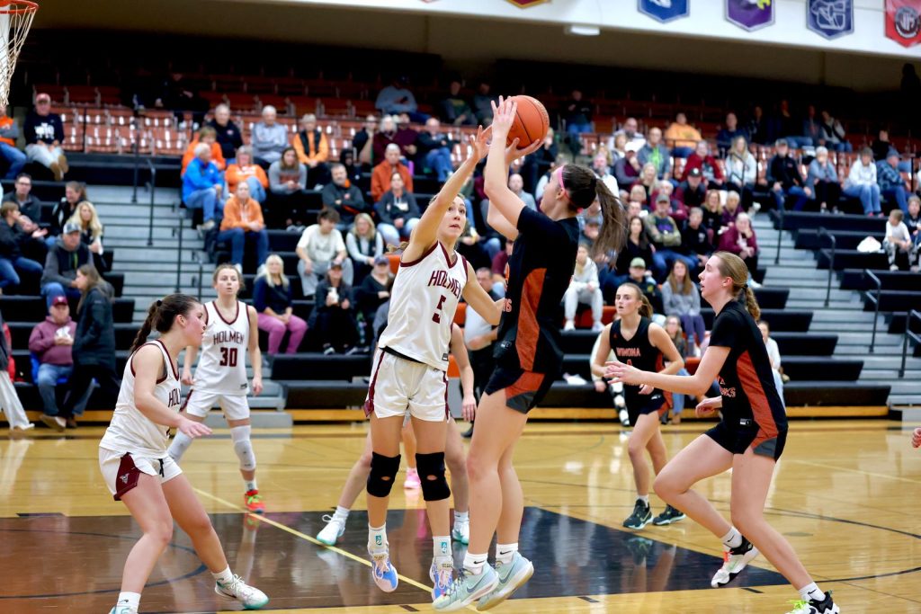 Holmen girls basketball vs. Winona. -- CRAIG JOHNSON PHOTO