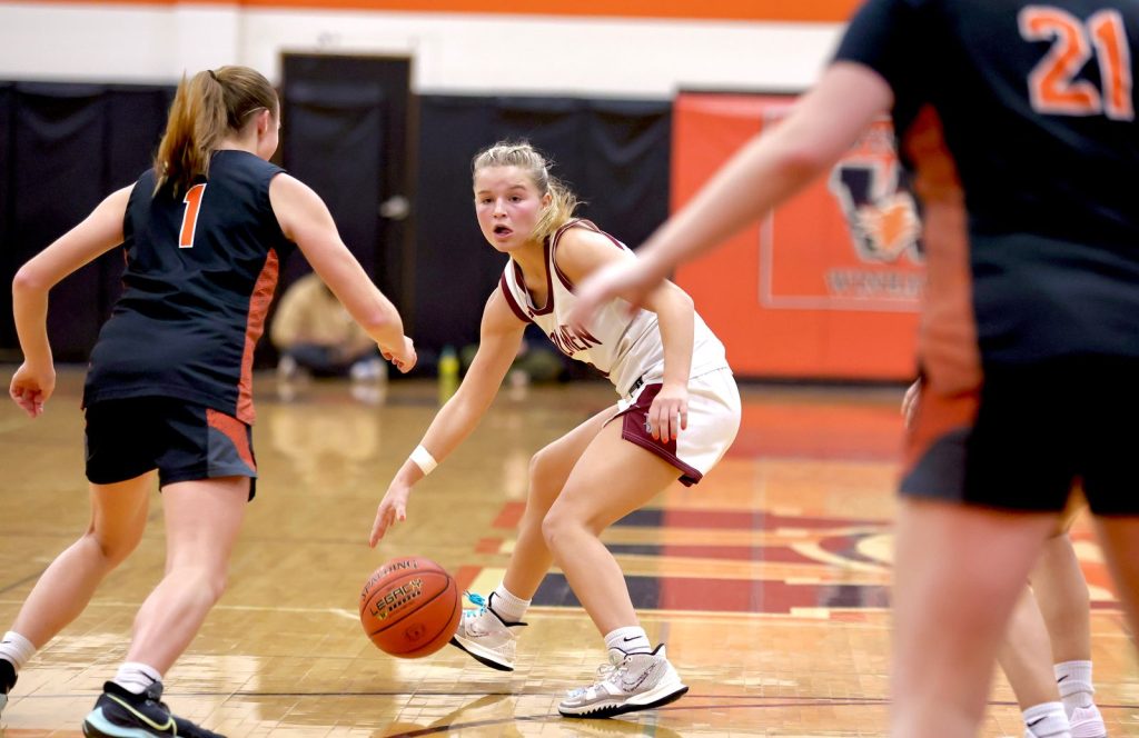 Holmen girls basketball vs. Winona. -- CRAIG JOHNSON PHOTO