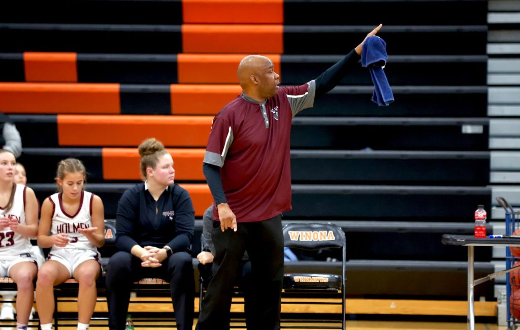 Holmen girls basketball vs. Winona. -- CRAIG JOHNSON PHOTO