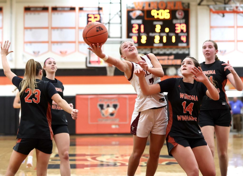 Holmen girls basketball vs. Winona. -- CRAIG JOHNSON PHOTO