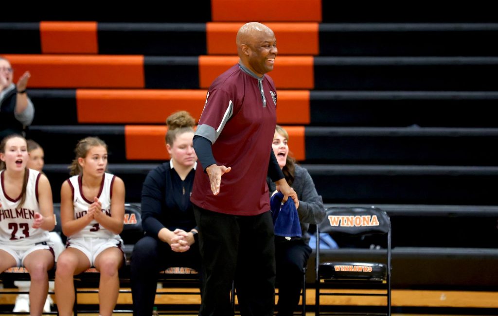 Holmen girls basketball vs. Winona. -- CRAIG JOHNSON PHOTO
