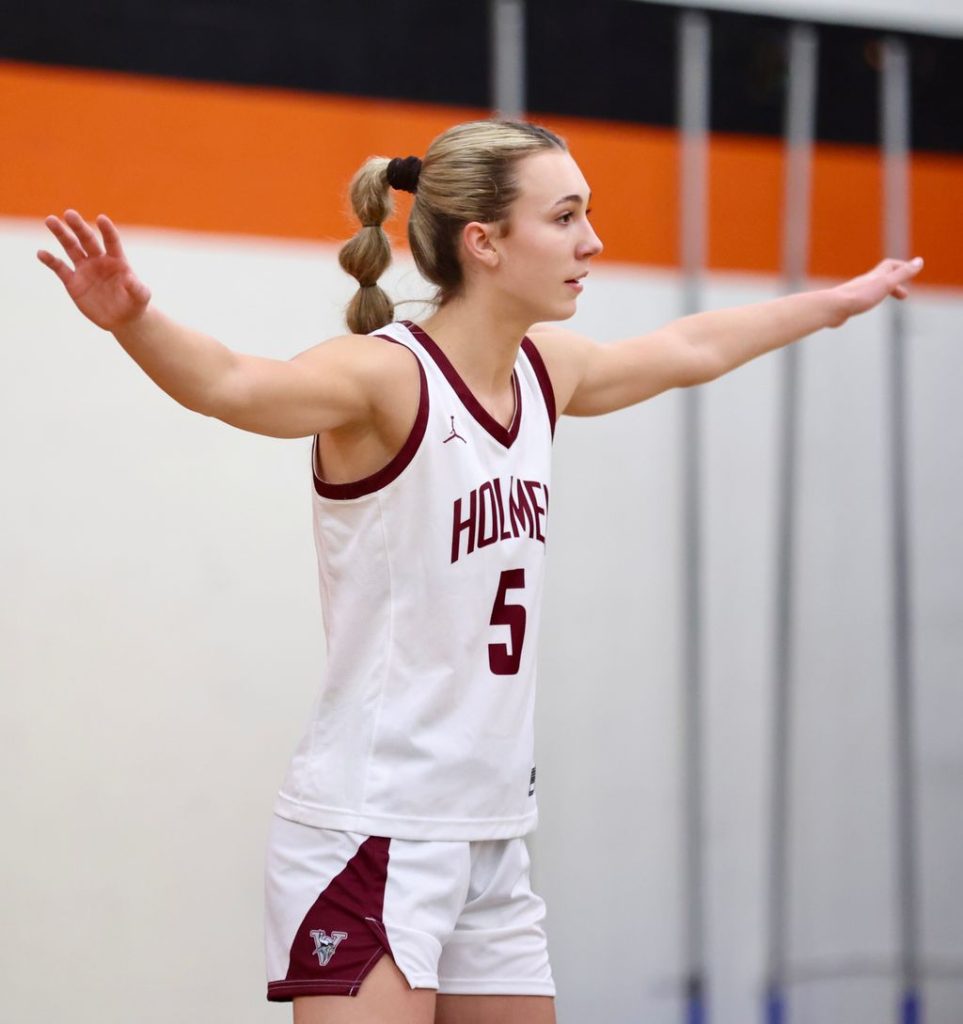 Holmen girls basketball vs. Winona. -- CRAIG JOHNSON PHOTO