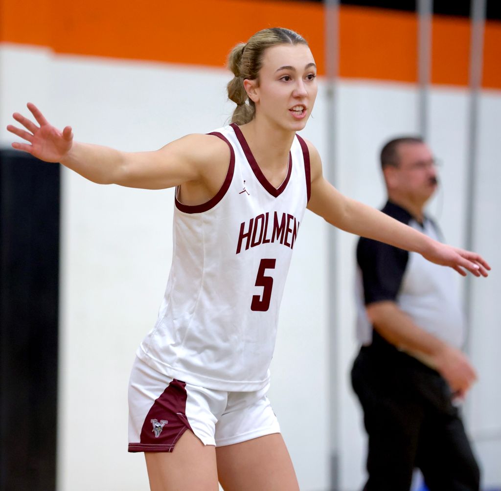 Holmen girls basketball vs. Winona. -- CRAIG JOHNSON PHOTO