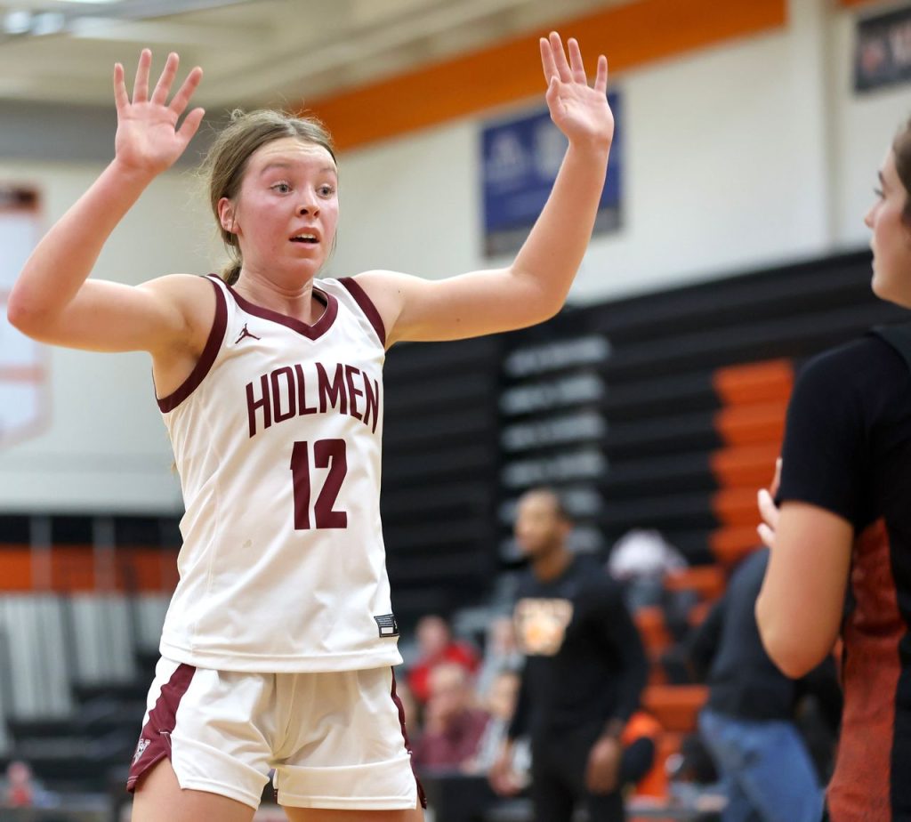 Holmen girls basketball vs. Winona. -- CRAIG JOHNSON PHOTO