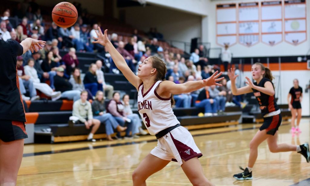 Holmen girls basketball vs. Winona. -- CRAIG JOHNSON PHOTO