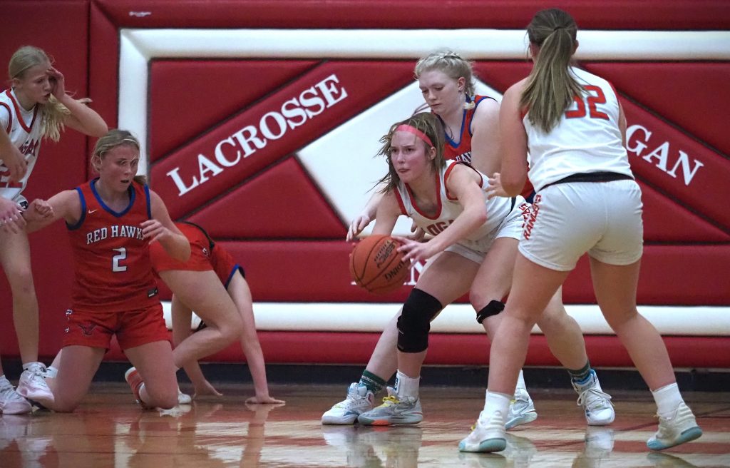 Logan vs. G-E-T girls basketball. -- TARA WALTERS PHOTO