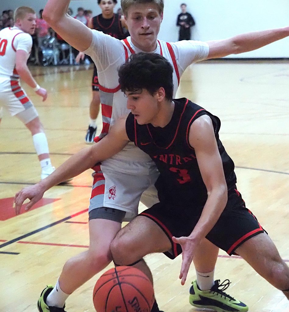 Central vs. Logan boys basketball. -- TARA WALTERS PHOTO