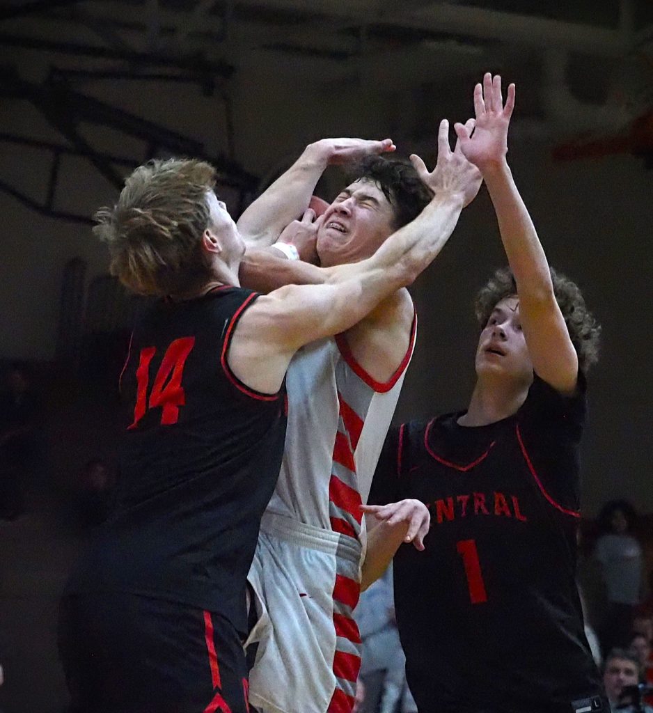 Central vs. Logan boys basketball. -- TARA WALTERS PHOTO