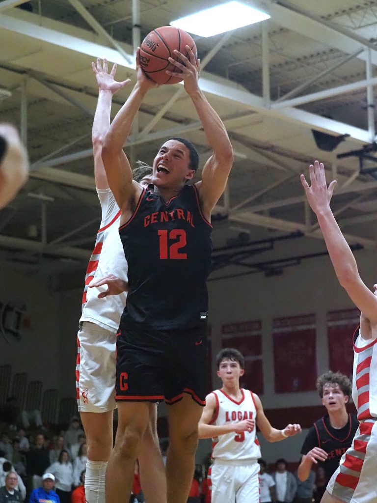 Central vs. Logan boys basketball. -- TARA WALTERS PHOTO