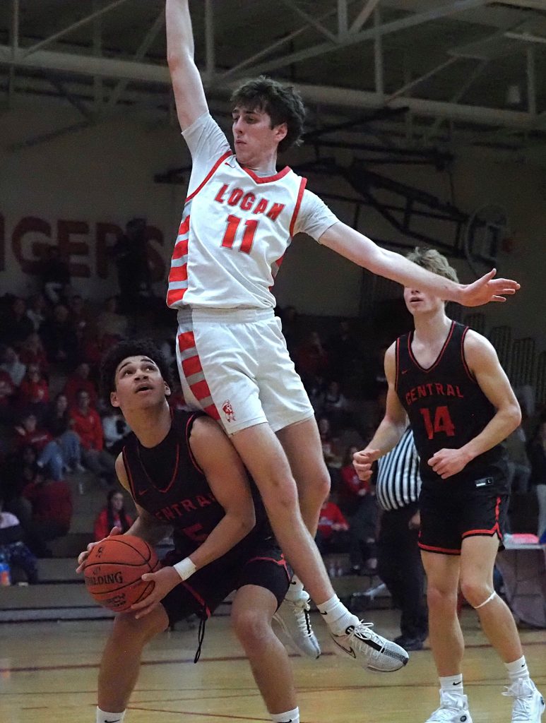 Central vs. Logan boys basketball. -- TARA WALTERS PHOTO