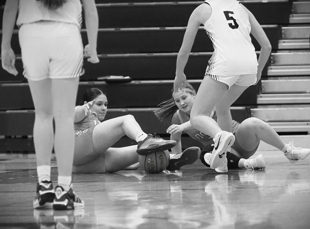 Logan vs. Onalaska girls basketball. -- TARA WALTERS PHOTO