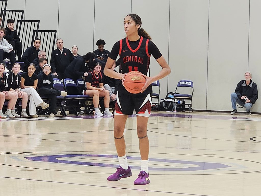 Alahnna Simpson returned from injury and scored 20 points for Central's girls basketball team in a win over Onalaska. -- TODD SOMMERFELDT PHOTO
