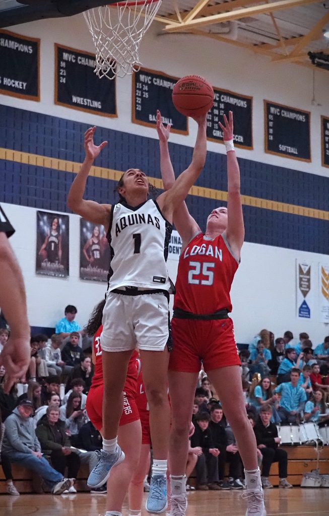 Logan vs. Aquinas girls basketball. -- TARA WALTERS PHOTO