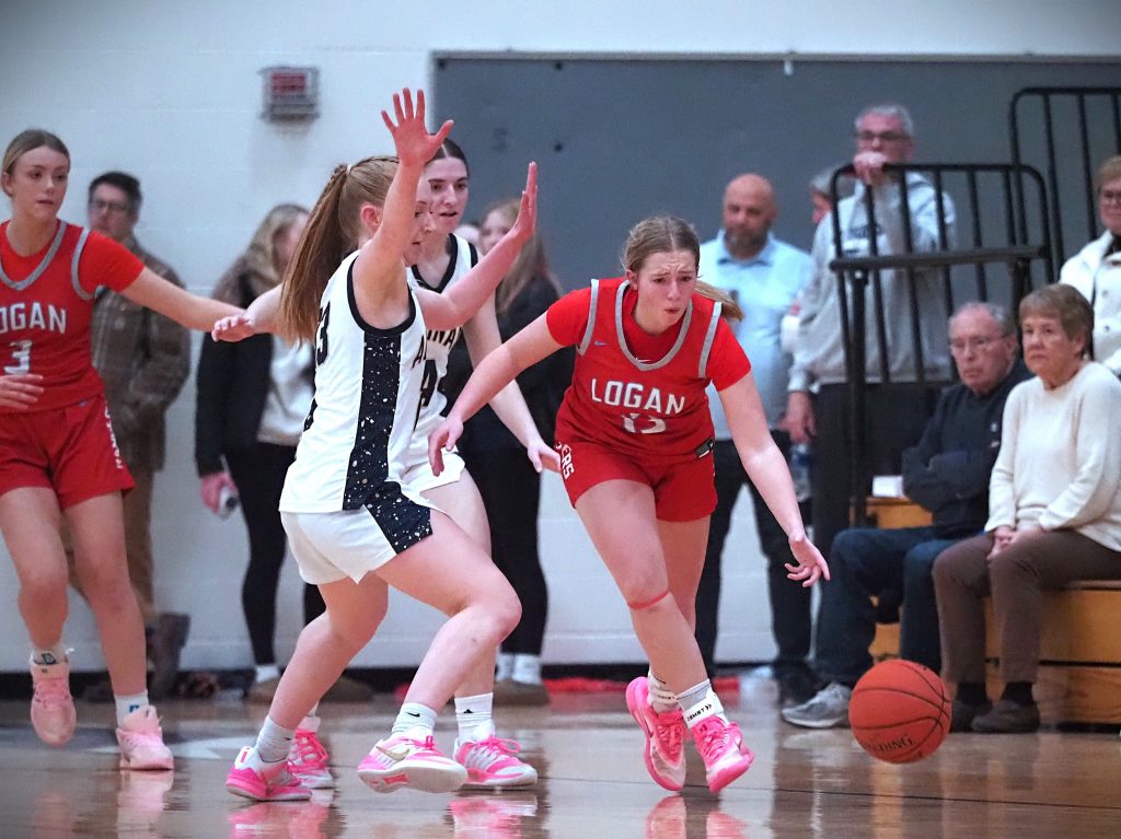 Logan vs. Aquinas girls basketball. -- TARA WALTERS PHOTO