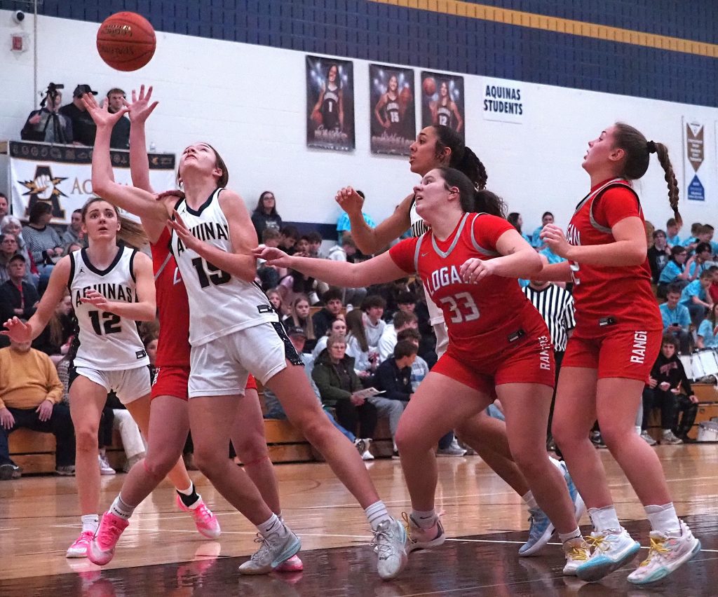 Logan vs. Aquinas girls basketball. -- TARA WALTERS PHOTO