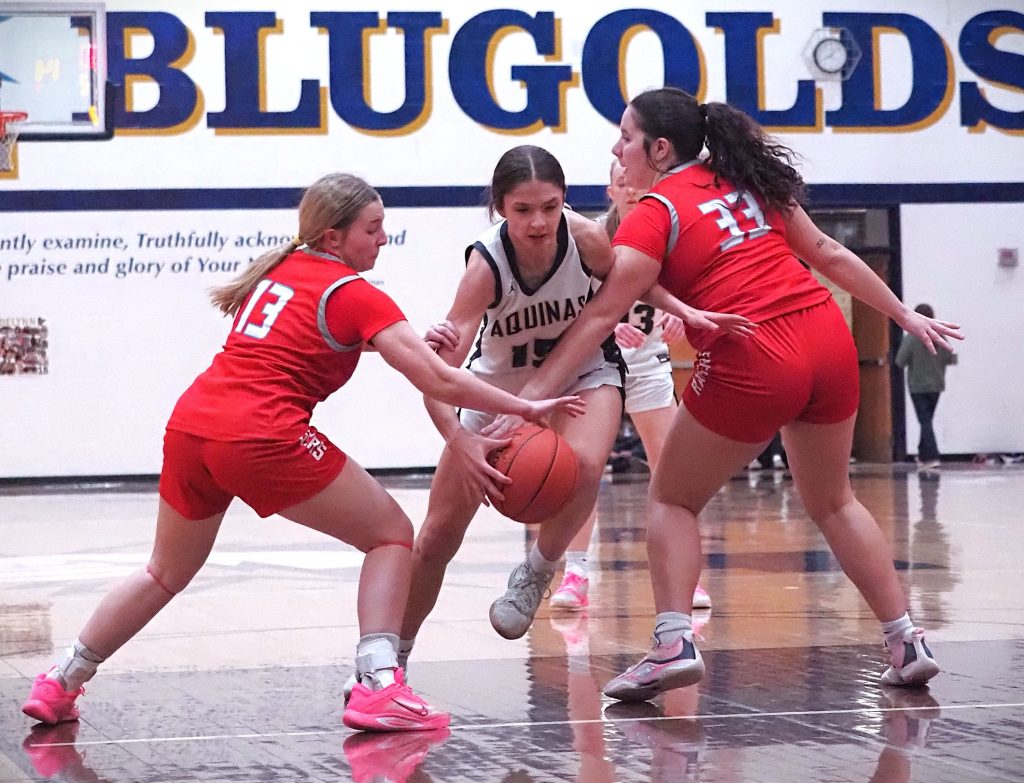 Logan vs. Aquinas girls basketball. -- TARA WALTERS PHOTO