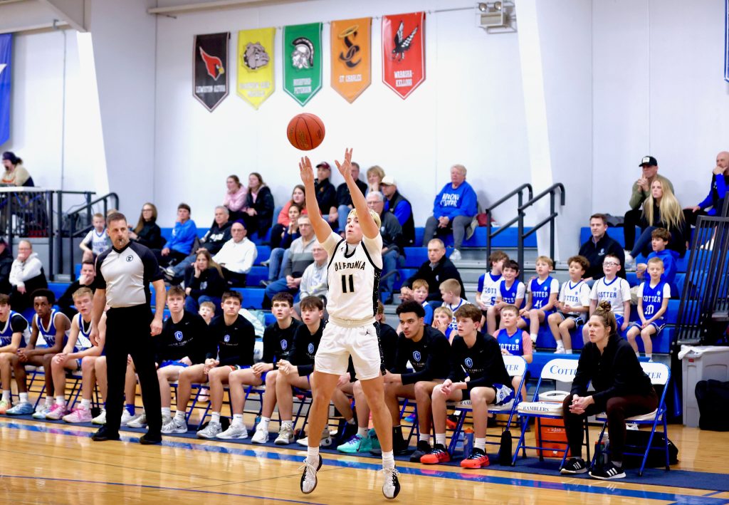Caledonia vs. Winona Cotter boys basketball. CRAIG JOHNSON PHOTO