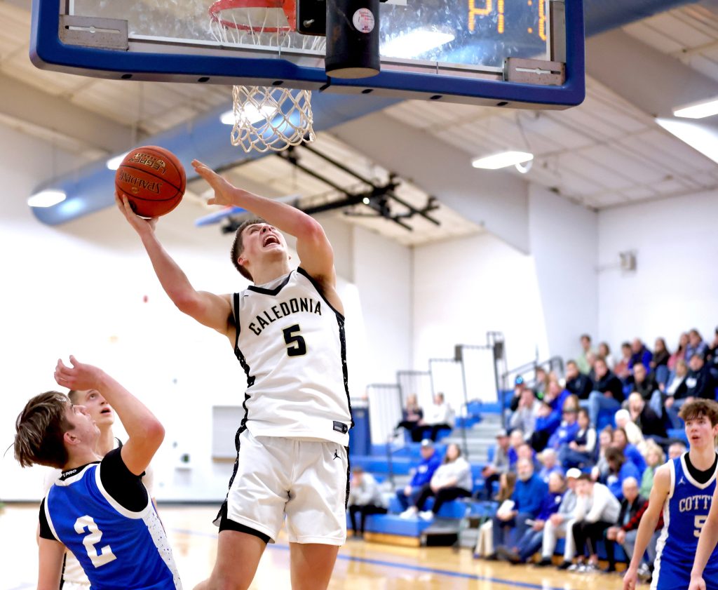 Caledonia vs. Winona Cotter boys basketball. CRAIG JOHNSON PHOTO
