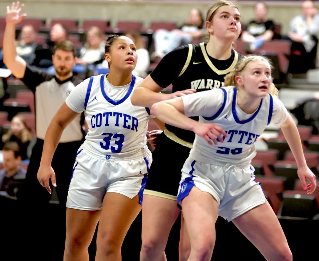 Caledonia vs. Winona Cotter girls basketball. -- CRAIG JOHNSON PHOTO