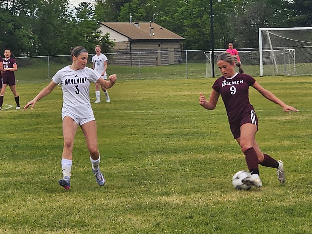 Holmen vs. Onalaska girls soccer. -- TODD SOMMERFELDT PHOTO